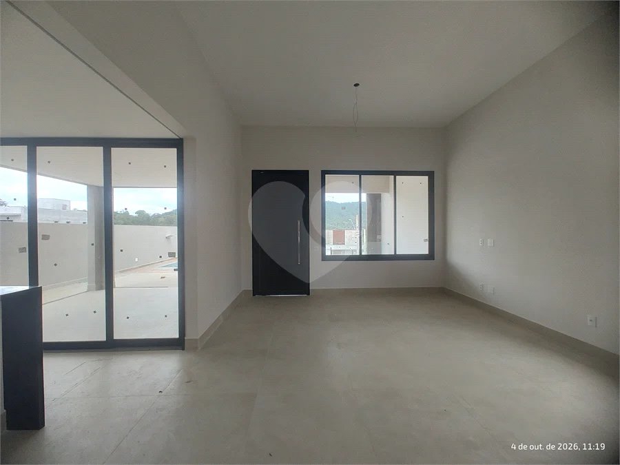 Casa exclusiva em Atibaia de alto padrão com 3 suítes, piscina, espaço gourmet, condomínio fechado, aceita financiamento