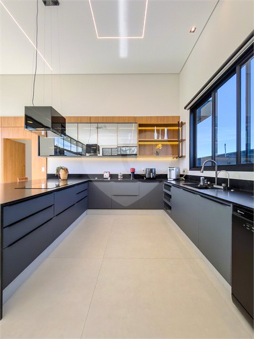 Indaiatuba - Quintas da Terracota - 1252 m² de terreno - casa térrea com 514 m² de área construída -3 vagas de garagem cobertas e 3 descobertas Lavabo - Sala de estar e jantar amplas e integradas - Escritório privativo - Cozinha toda equipada com geladeira, forno, micro-ondas, lava-louças,