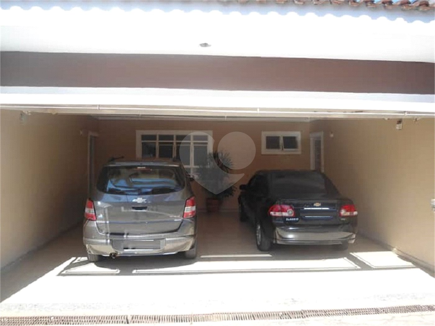 Casa Térrea com dormitórios, sendo 2 suítes.