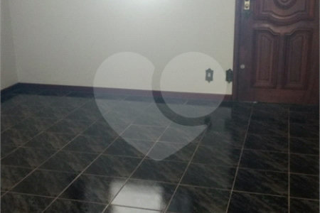 Sobrado com 4 dormitórios, sendo 1 suíte.