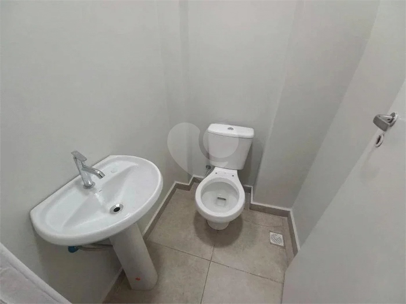 Ótima sala para escritório com 37 m², possui 2 ambientes.