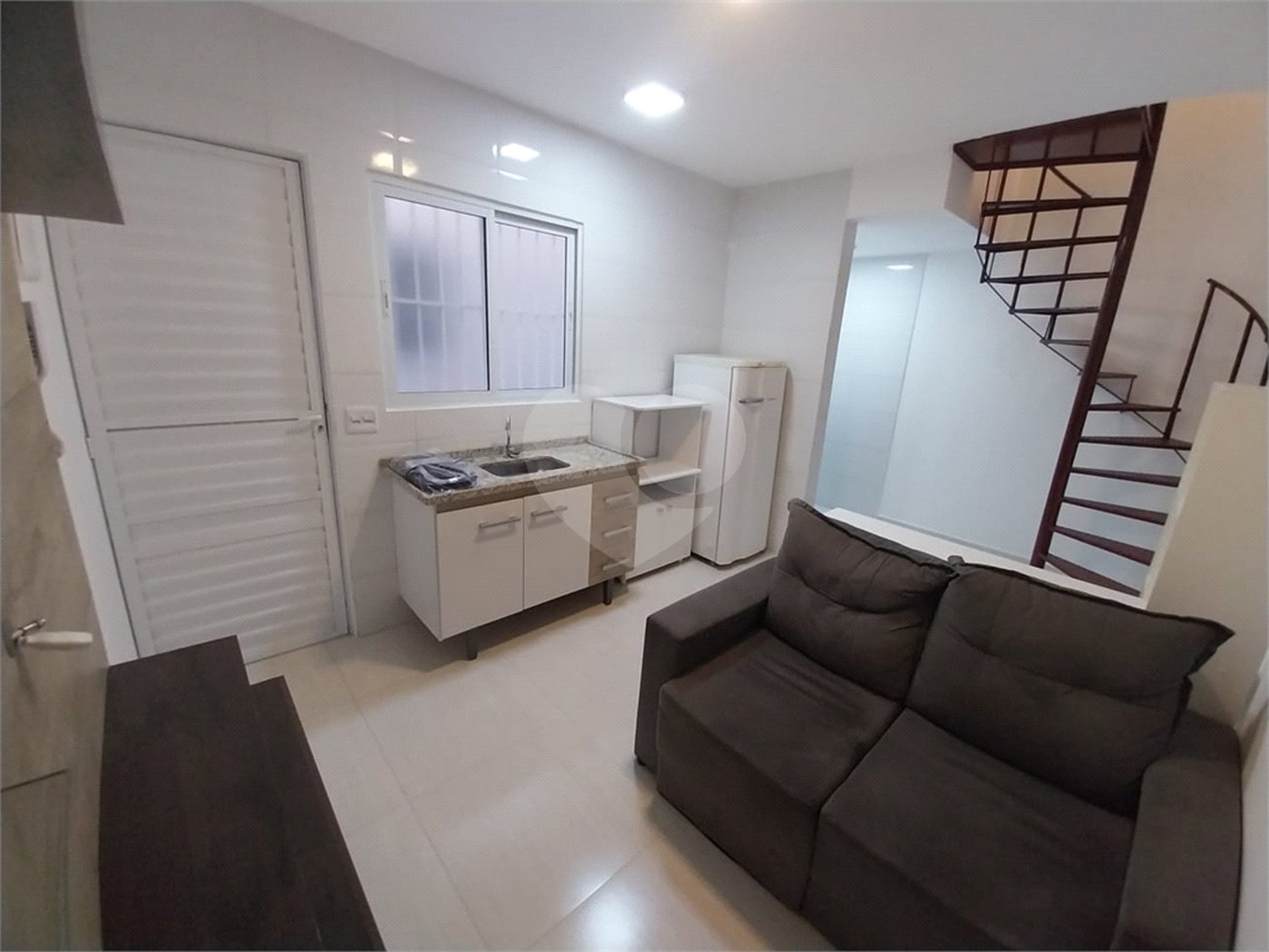 Residencial exclusivo com apenas 08 apartamentos tipo estúdio mobiliados e novinhos, sem condomínio.