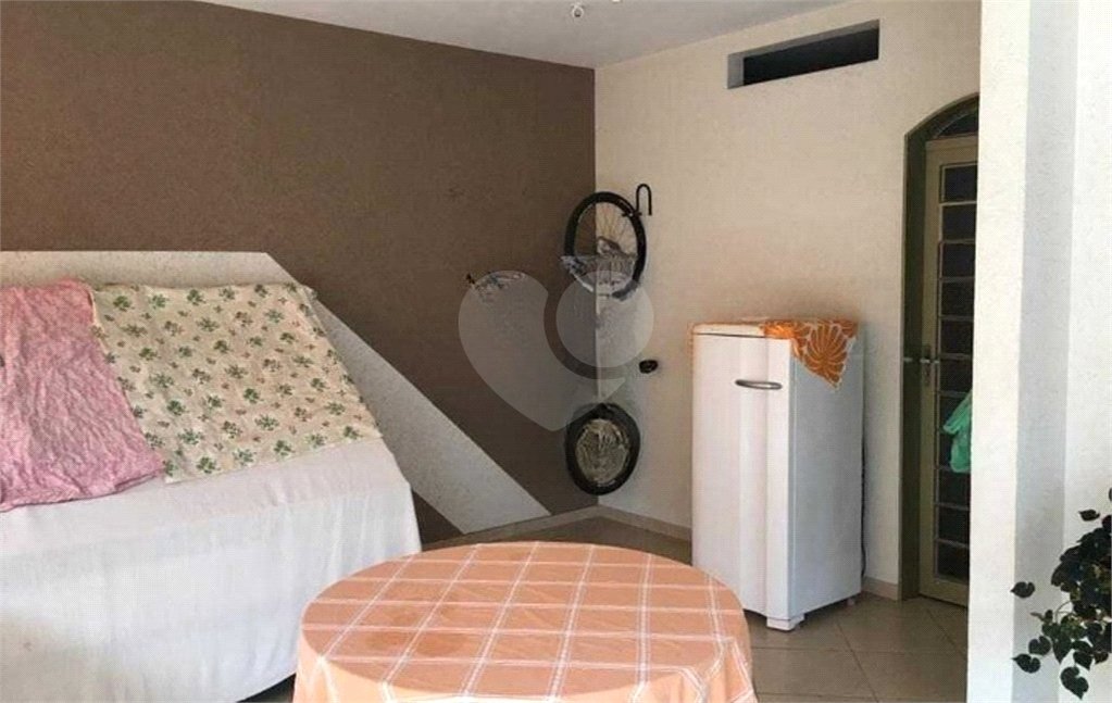 Casa térrea com 3 dormitórios, sendo 2 suítes.