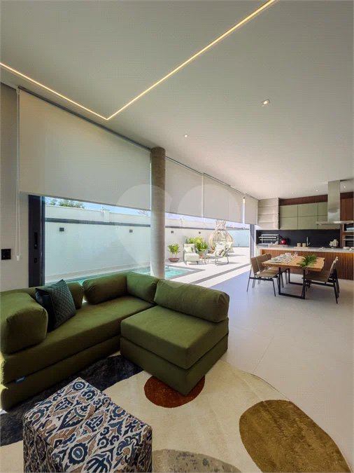 Indaiatuba - Condominio Villa Sapezal - 318 m² de Terreno - 230 m² de Área Construída - 3 suítes, sendo 1 Master com closet planejado - Sala de TV - Sala de estar integrada à Sala de jantar - Cozinha com móveis planejados - Despensa - Escritório planejado - Lavabo - Piscina com preparação para aquec