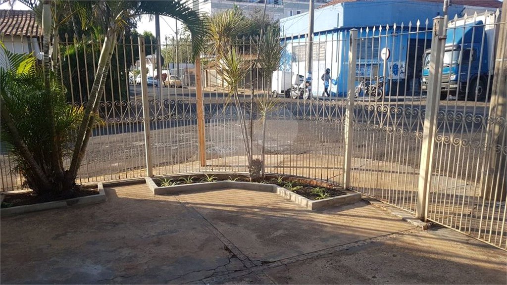 Casa térrea para venda em Araraquara/SP.
