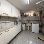 Chácara com excelente infraestrutura, contendo casa com 8 dormitórios, 900 m² de área construída, área total de 3000m², piscina adulto e infantil, churrasqueira, quadra gramada de futebol - Rio Acima - Atibaia/SP 900 m² Área construída 3.000 m² Área do terreno