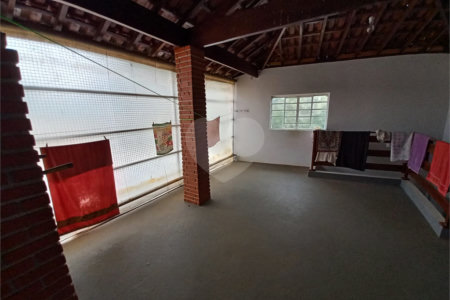 Sobrado à venda com excelente distribuição de espaços