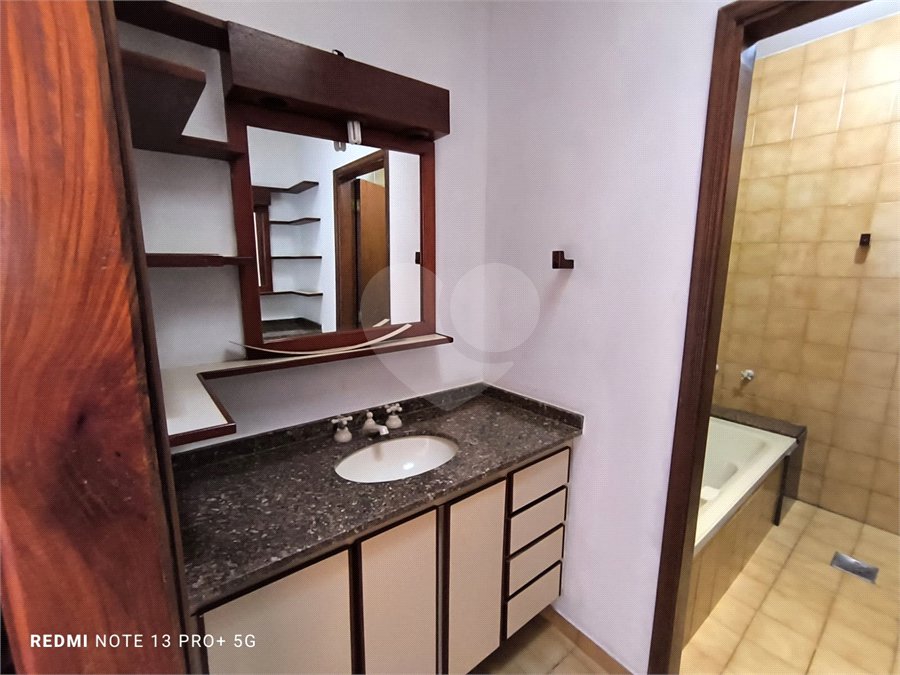 Casa á venda na Avenida Pau Brasil.
