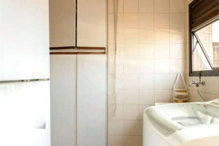 Apartamento na Vila Regente Feijó com 135m2, com 2 dorms, 1 suíte, 2 vagas. Estuda permuta.