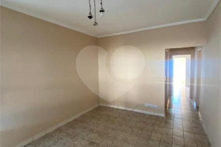 Casa Térrea com 3 dormitórios, sendo 2 suítes.