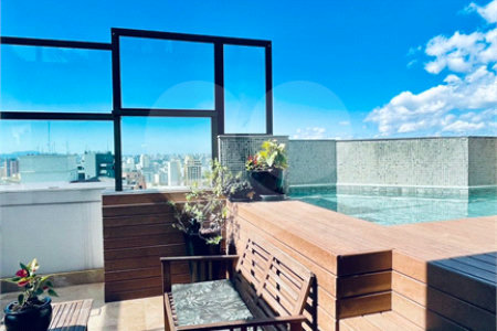 Cobertura à venda na Aclimação de 300m² com 2 vagas.