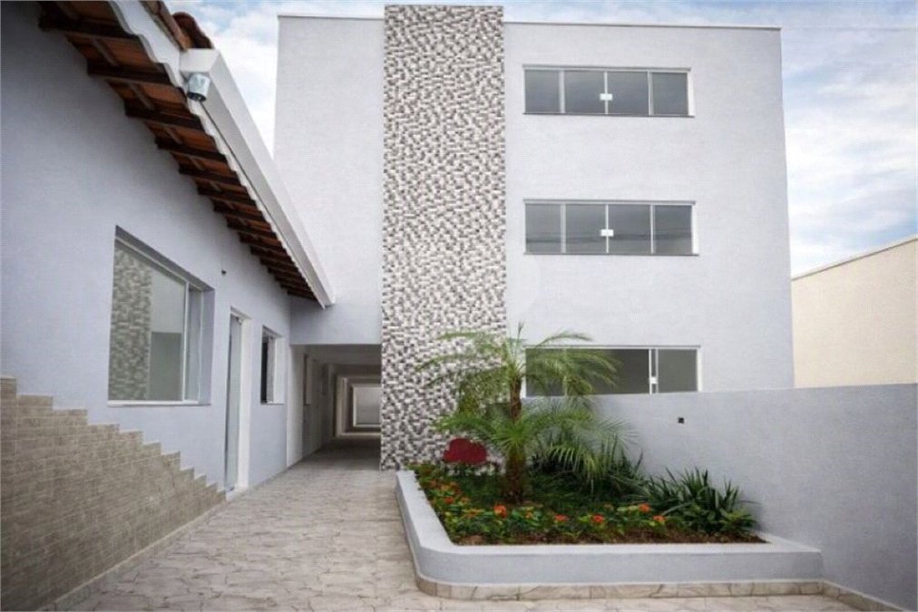 Prédio com Renda no Jabaquara - 773 m2 sendo 13 Studios, Salão Comercial e 22 vagas de garagem!