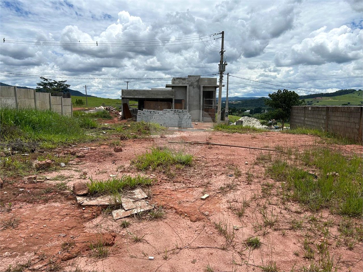Terreno à venda no condomínio Altos da Floresta, Bom Jesus dos Perdões - SP