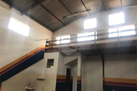 Galpão Comercial na Vila Luftalla.