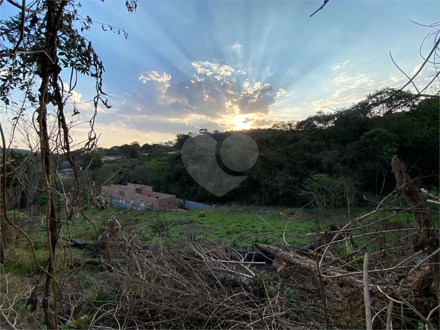 Terreno em Atibaia com 415 metros e pronto para construir no bairro Jardim Paulista, aceita financiamento