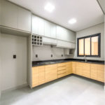 Indaiatuba - Jardim Bom sucesso - Área total: 150m² - Área construída: 115m² - 3 dormitórios sendo 1 suíte com armário planejado;Sala para dois ambientes; Banheiros com box gabinetes e espelhos; Área gourmet com churrasqueira a carvão e móveis planejados; Lavanderia coberta; Ar condicionado na sala