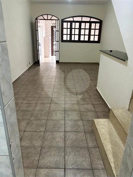 São Paulo - Capital - Bairro Santa Cruz - R4 495.000,00 - Aceita permuta por imóvel na cidade de Indaiatuba- Sp - Sobrado em rua residencial sem saída e com praça particular. O imóvel possui 2 quartos — 1 suíte com dois ambientes e acesso a hall externo. Sala ampla, cozinha com dois ambientes