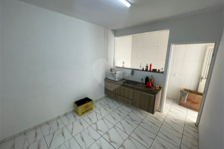 Casa térrea e salão comercial a venda no Jardim Bandeirantes.