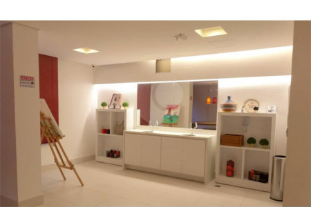 Espaço, conforto e uma localização privilegiada fazem deste apartamento mobiliado no Baeta Neves, em São Bernardo do Campo, uma excelente opção para seu novo lar. Com 118 m², três dormitórios e quatro banheiros, o imóvel oferece ambientes amplos para acomodar a família e receber amigos com comodidad
