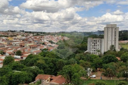 Apartamento no Condomínio Parque dos Manacás.