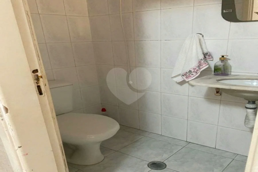 Sobrado à venda com 150 metros de área util e possui 3 dormitórios, sendo 1 suíte.