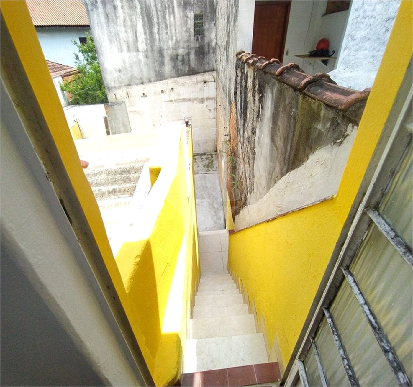 SOBRADO DE 100 M² COM 03 DORMITÓRIOS, VAGA E QUINTAL PARA LOCAÇÃO (OU VENDA) NO JARDIM DO COLEGIO-SANTANA