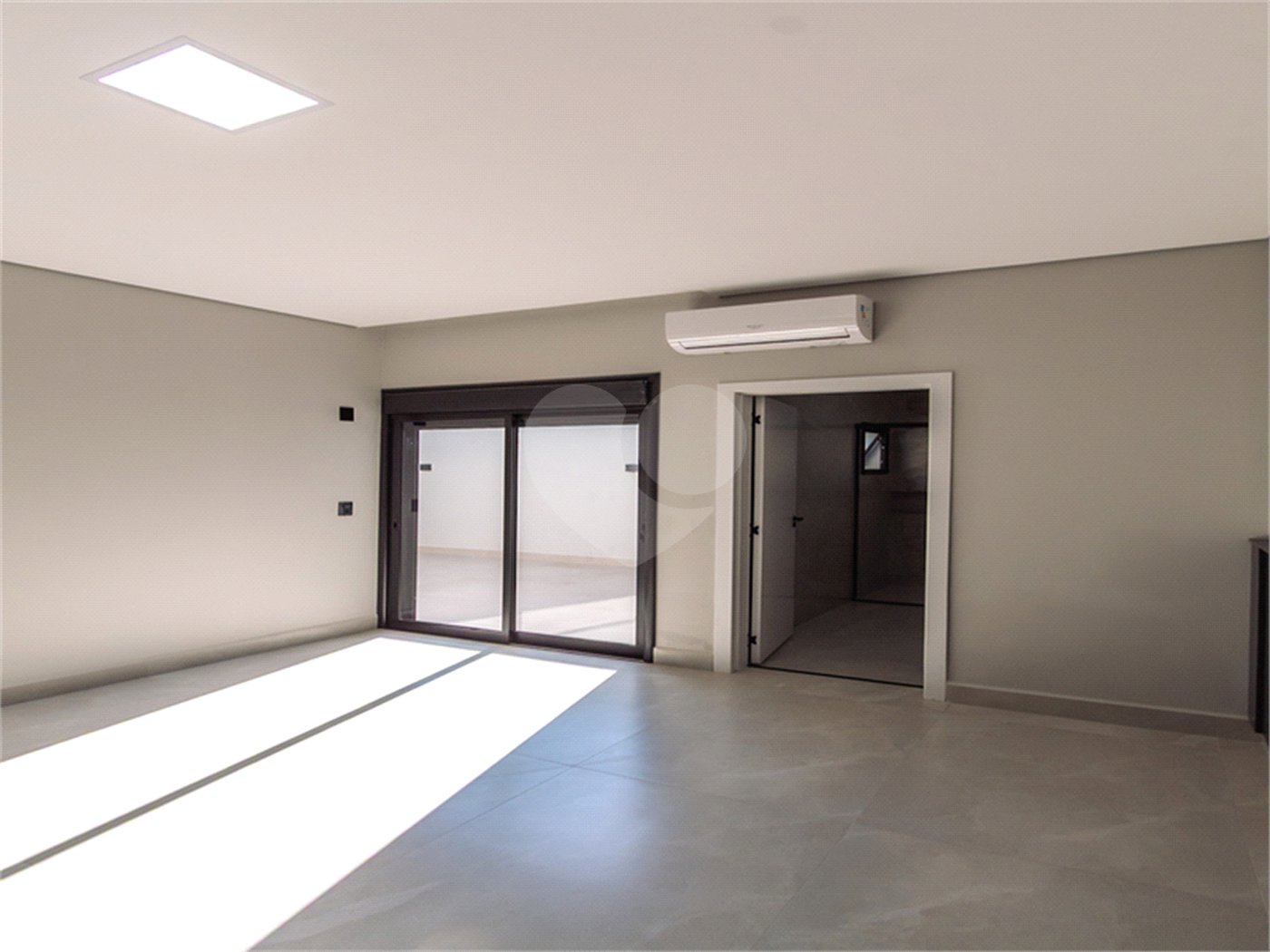 Indaiatuba- Jardim Bom Sucesso - Venda: R$ 765.000,00 - Área total: 150m² Área construída: 115m² - 3 dormitórios sendo 1 suíte com armário planejado; Cozinha integrada; Sala para dois ambientes; Banheiros com box gabinetes e espelhos; Área gourmet com churrasqueira a carvão e móveis planejados;