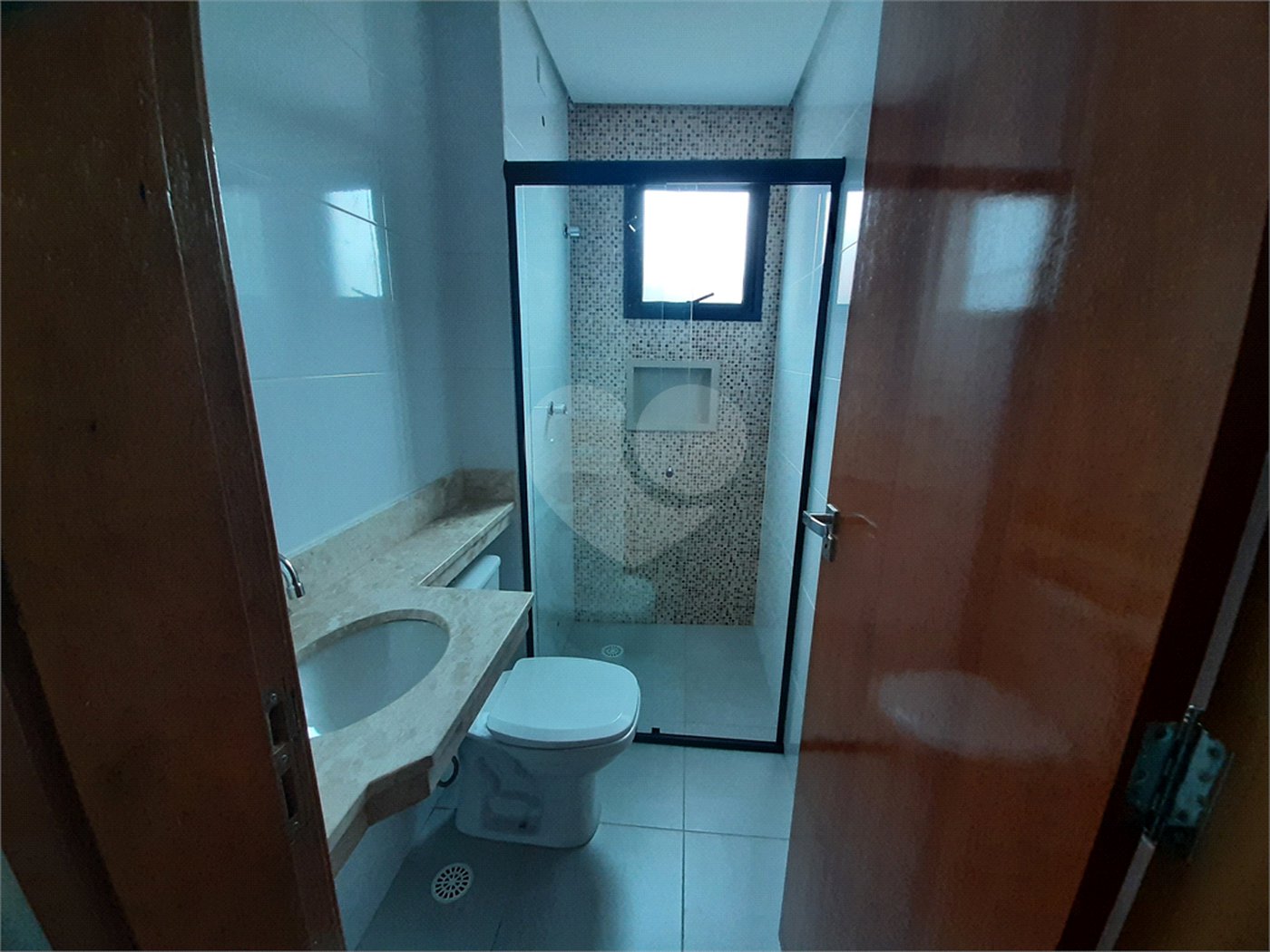 Apartamento VENDER com 44m2, com 2 quartos, banheiro, sala integrada à cozinha e 1 vaga de garagem