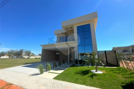Casa à Venda no Ogiva em Cabo Frio com 4 Quartos em Condomínio Fechado