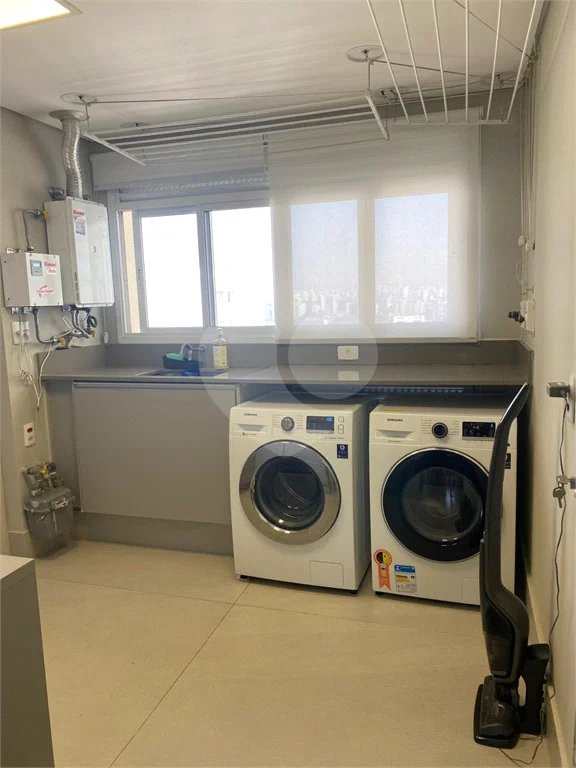 Apartamento de 224m² com 4 dormitórios, 3 suítes, 4 vagas de garagem e deposito