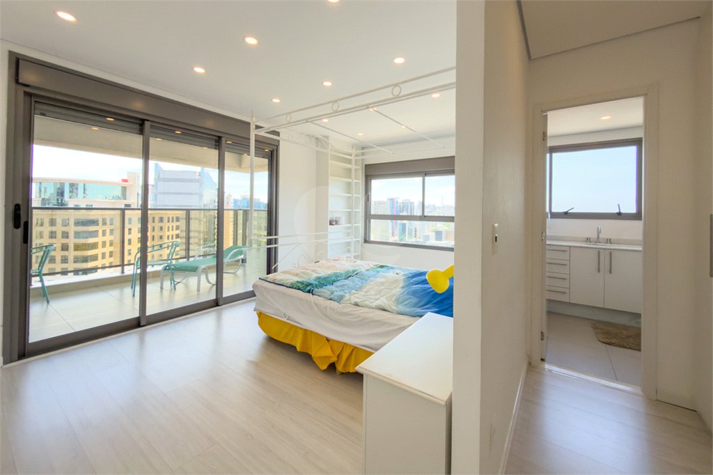 Apartamento de 03 dormitórios sendo 02 suítes com 02 vagas de garagem.