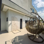 Indaiatuba - Condominio Villa Sapezal - 318 m² de Terreno - 230 m² de Área Construída - 3 suítes, sendo 1 Master com closet planejado - Sala de TV - Sala de estar integrada à Sala de jantar - Cozinha com móveis planejados - Despensa - Escritório planejado - Lavabo - Piscina com preparação para aquec