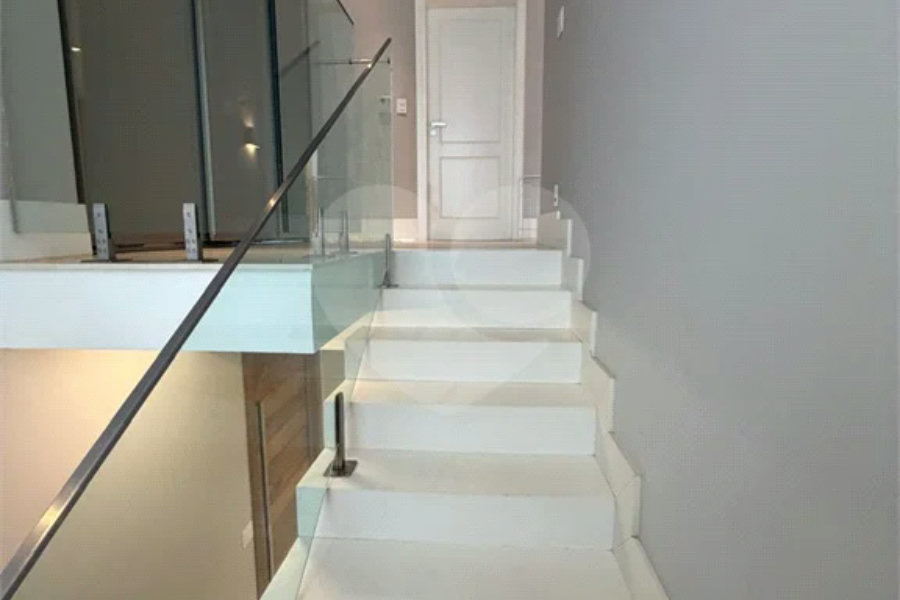 Casa de alto padrão em condomínio exclusivo com 4 suítes