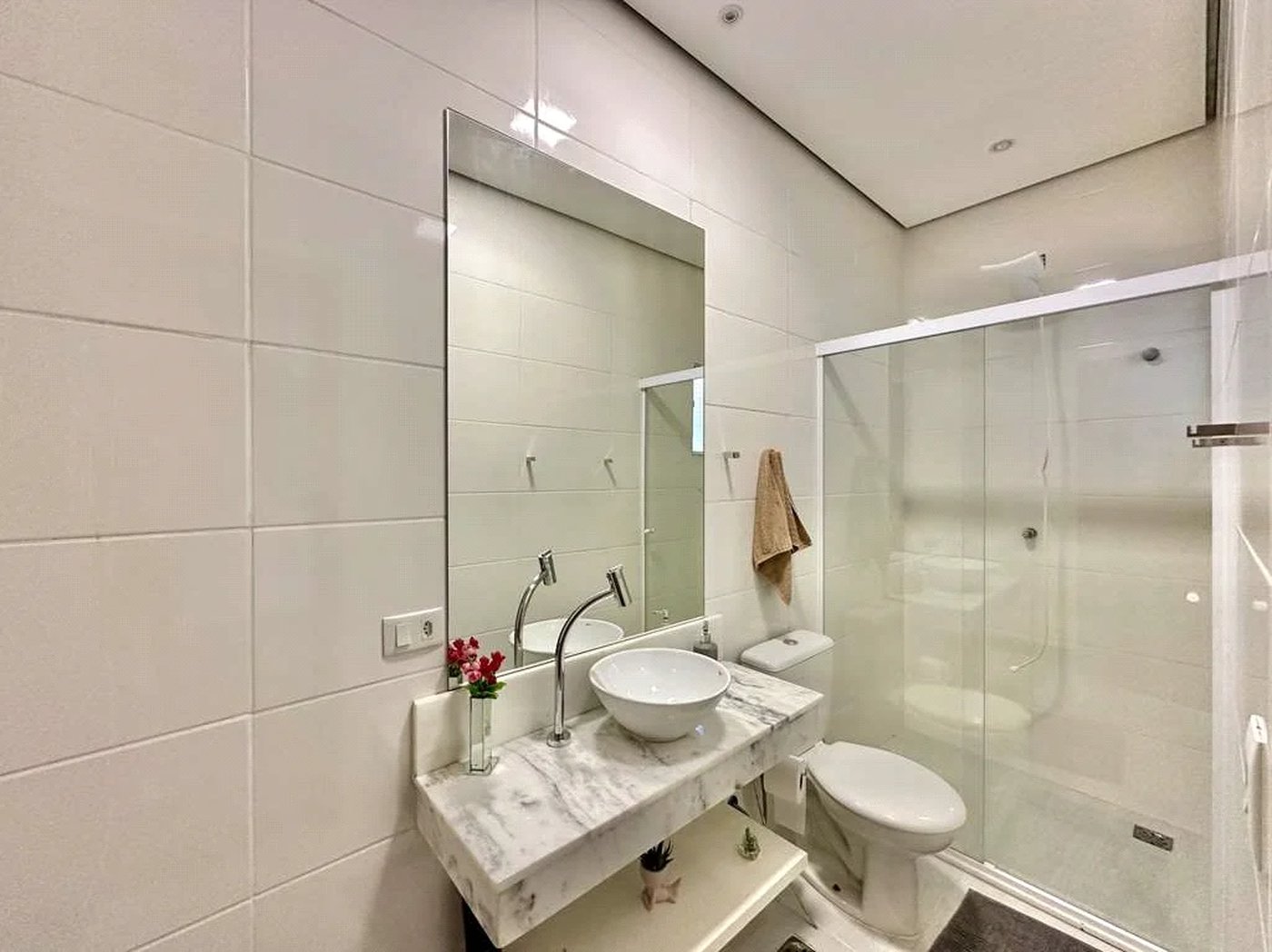 Magnífica Casa Contemporânea na Fazendinha - 4dorms | 3 Suites | Gourmet, piscina, lareira, hóspedes, escritório! Muito Verde e Tranquilidade em um dos melhores condominios da Região .