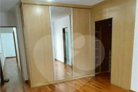 Casa á venda com 230m², 4 dorms, 2 suítes e 4 vagas na Vila Clementino. Estuda permuta.