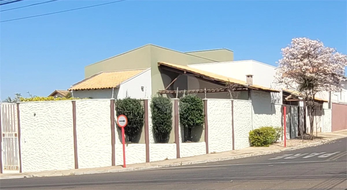 Casa Exclusiva com Pé-Direito Alto e Área Gourmet no Jardim Paraíso
