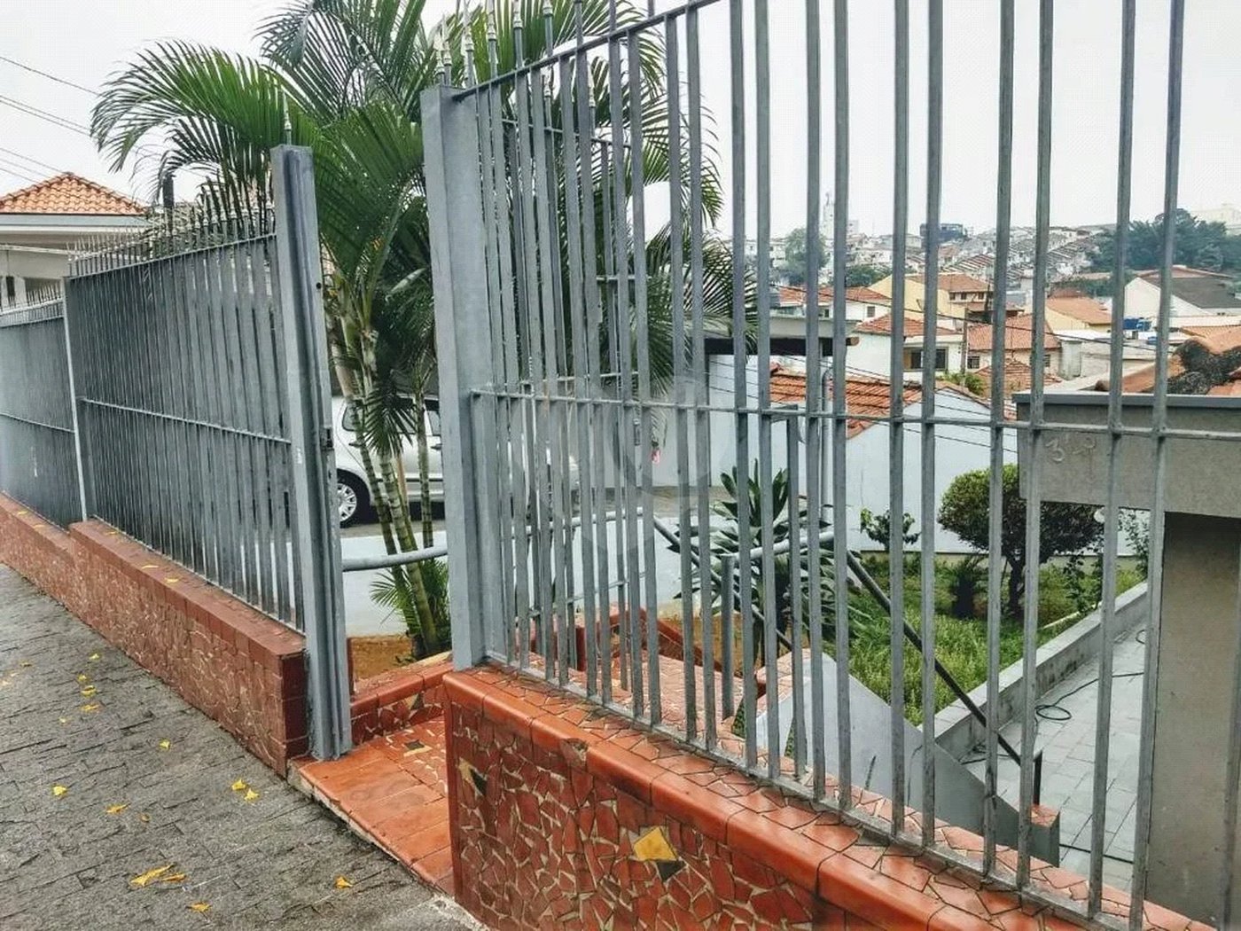 CASA TÉRREA À VENDA NA MOOCA - COM PORTEIRA FECHADA.