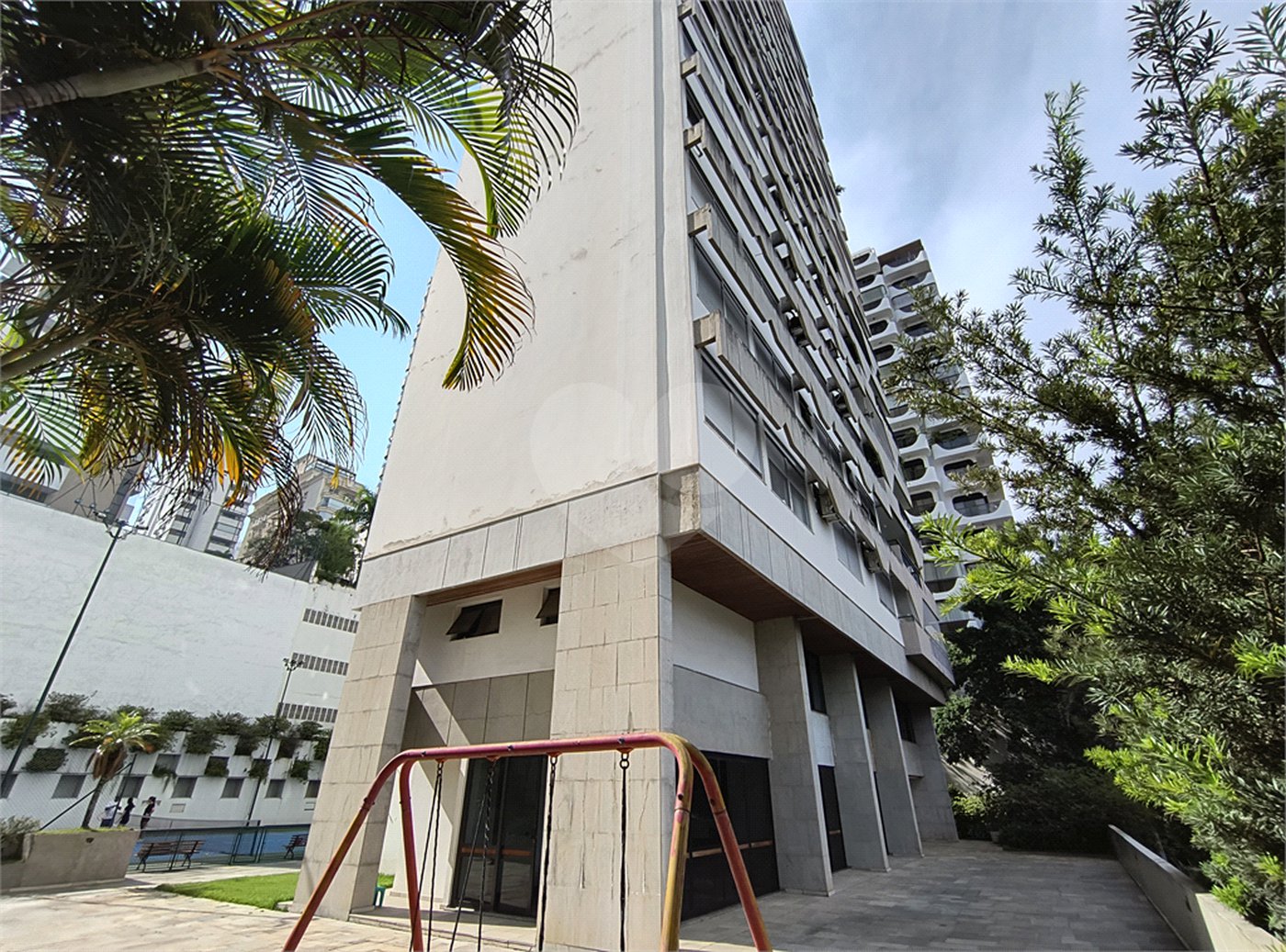 Este amplo apartamento de 290 m², completamente reformado, reúne sofisticação,
