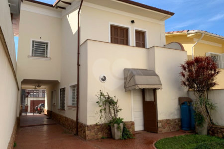 Casa à venda na Aclimação de 190m² com 3 dormitórios e 2 vagas.