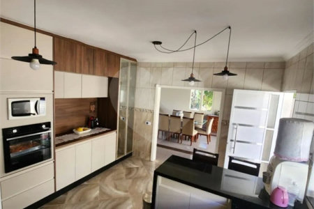 CASA EM CONDOMÍNIO FECHADO COM 220M² Área Construída e 1500m² de Area Total com 4 Suítes. Cond Village de Atibaia - Atibaia -Sp