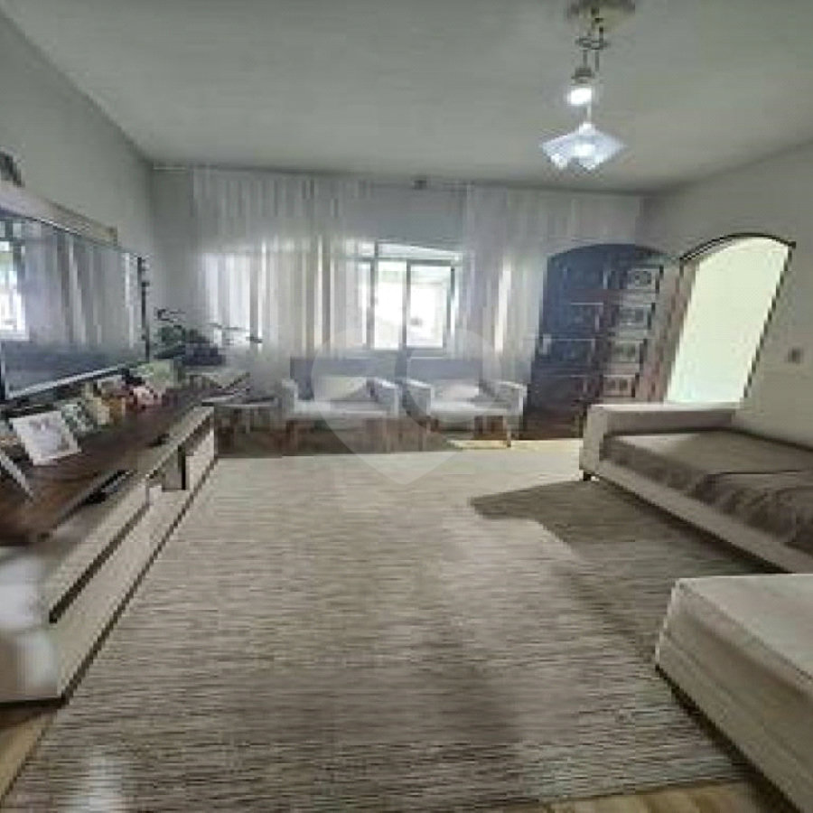 Sobrado com 3 quartos, 2 vagas de garagem e churrasqueira próximo a Chácara do Joquei