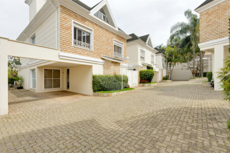 Casa à venda com 4 quartos, sendo 2 suítes, no condomínio Bristol Village, São Paulo - SP