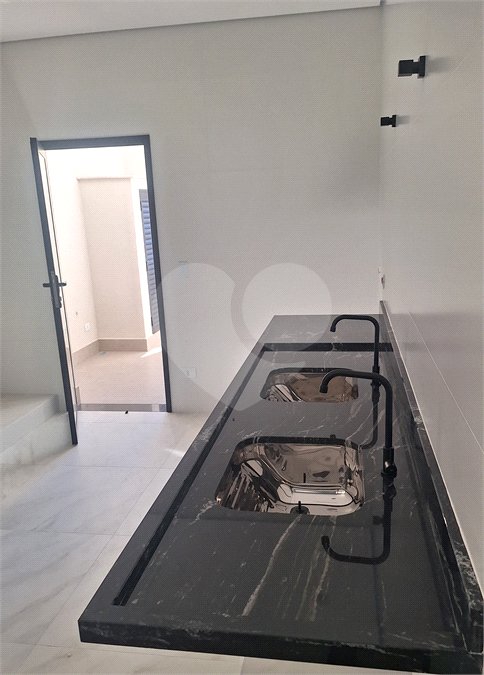 Casa a venda com 04 suítes área gourmet e 6 vagas para autos em condominio fechado Atibaia