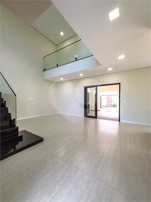 Indaiatuba - Condomínio Milano - Sobrado - 350 m² de terreno - 240 m² de área construída - 4 vagas de garagem, sendo 2 cobertas - Salas de estar e jantar integradas - 3 suítes com closet e varanda no pavimento superior - Escritório no térreo - Espaço gourmet com churrasqueira - Banheiro externo