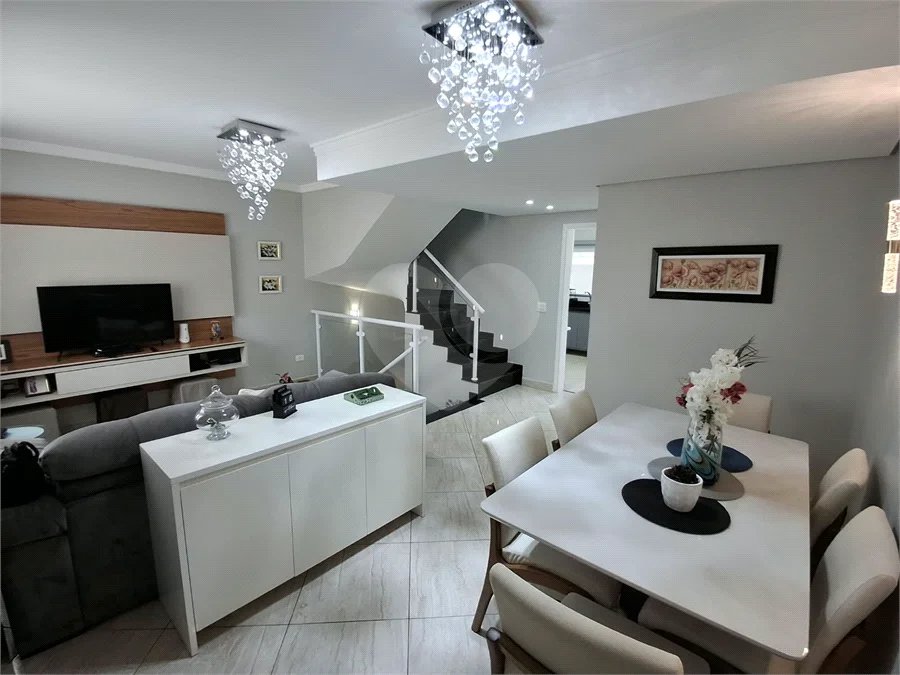 Casa à venda com 3 quartos, sendo 1 suíte, no condomínio Vila Arnoni, São Paulo - SP