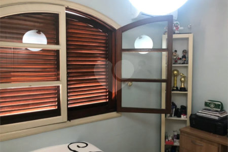 Sobrado com 363m² à venda no Alto da Moóca - 3 suítes e 6 vagas.