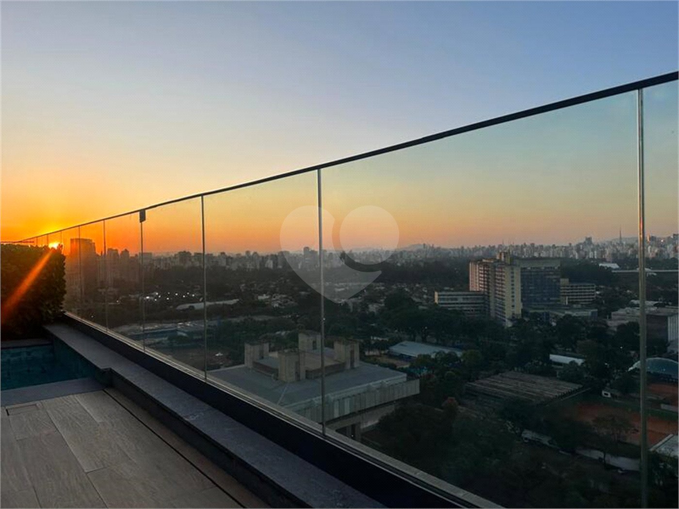 Apartamento com 2 dormitórios e uma suíte, mobilíado no Ibirapuera.