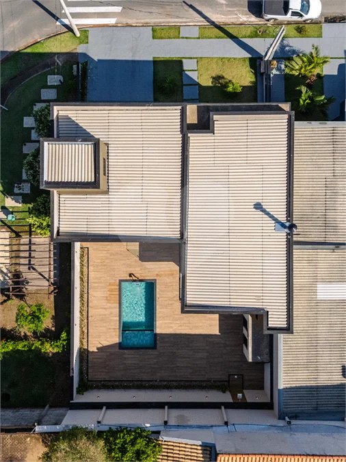 Indaiatuba - Condomínio Milano - Sobrado - 350 m² de terreno - 240 m² de área construída - 4 vagas de garagem, sendo 2 cobertas - Salas de estar e jantar integradas - 3 suítes com closet e varanda no pavimento superior - Escritório no térreo - Espaço gourmet com churrasqueira - Banheiro externo
