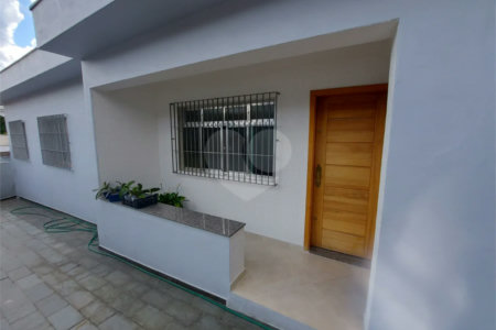 CASA TÉRREA À VENDA NA MOOCA - COM PORTEIRA FECHADA.