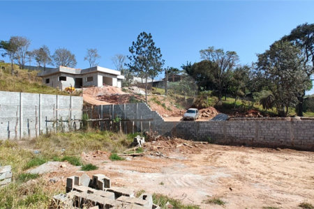 Terreno em Atibaia com 681 metros, pronto para construir, excelente localização, aceita financiamento